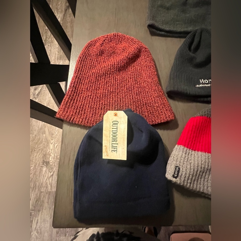 Bundle of 7 Winter hats - Picture 2 of 4